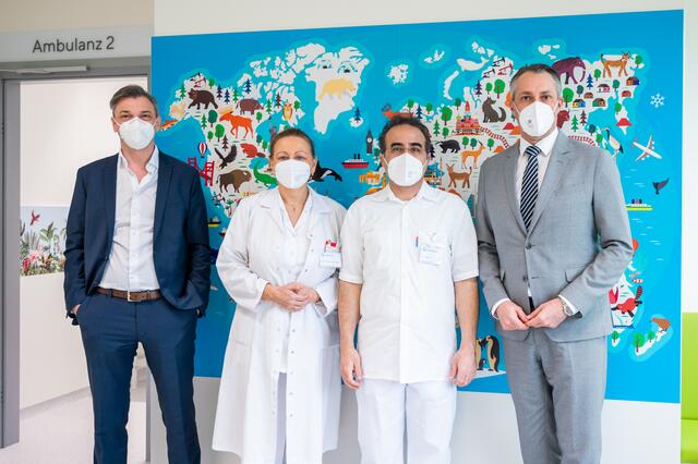 Bernhard Wurzer, Claudia Linemayr-Wagner, Dr. Ali-Akbar Asisi und Erol Holawatsch bei der Eröffung der Kinderambulanz im Gesundheitszentrum Favoriten. Credit: ÖGK/Biller Bernhard Wurzer, Claudia Linemayr-Wagner, Dr. Ali-Akbar Asisi und Erol Holawatsch bei der Eröffung der Kinderambulanz im Gesundheitszentrum Favoriten. Credit: ÖGK/Biller