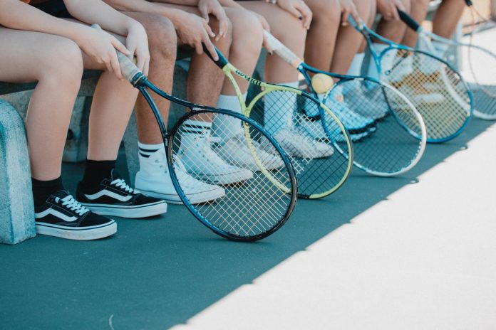 Beine jugendlicher Tennisspieler, Credit: Christian Tenguan, Unsplash