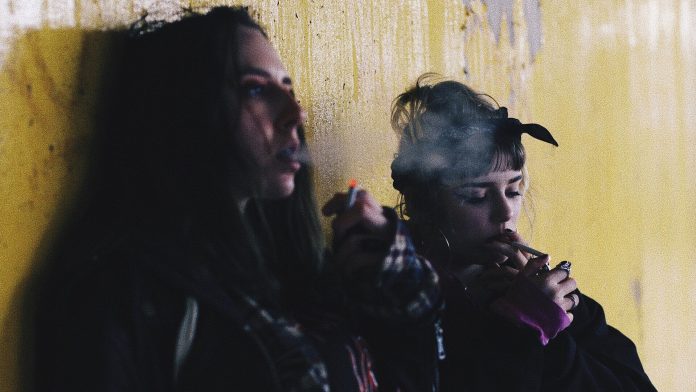 rauchende Jugendliche lehnen an einer Wand, Photo by Mikail Duran on Unsplash