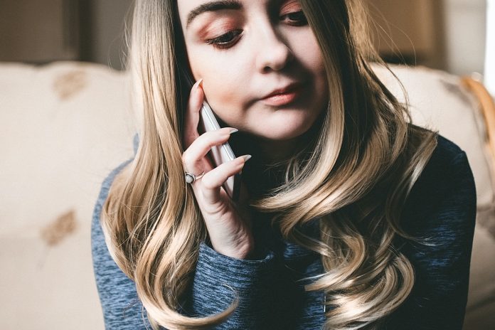 telefonierende junge Frau, Photo by Lisa from Pexels