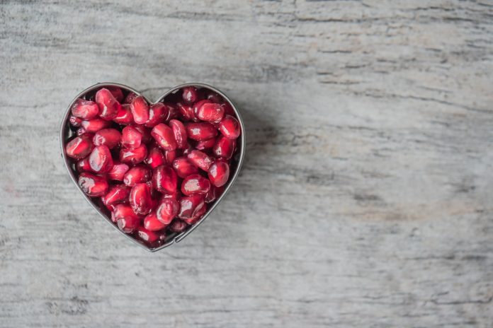 Silberne Herzschale Gefüllt Mit roten Granatapfelkernen, Foto von Jessica Lewis Creative von Pexels